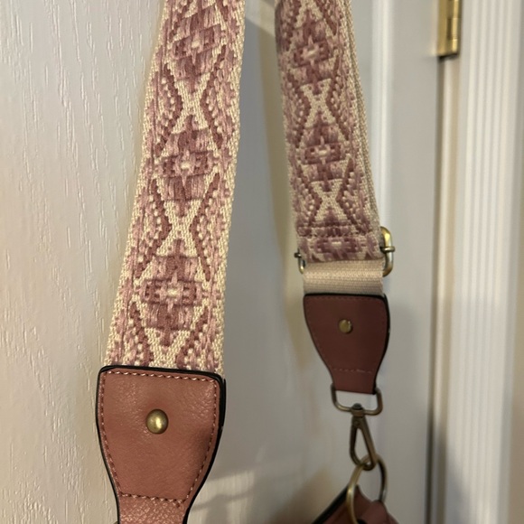 Jen & Co Boho Studded Tassel Crossbody Bag Mauve Vegan Leather Guitar Strap NWT - Picture 7 of 9